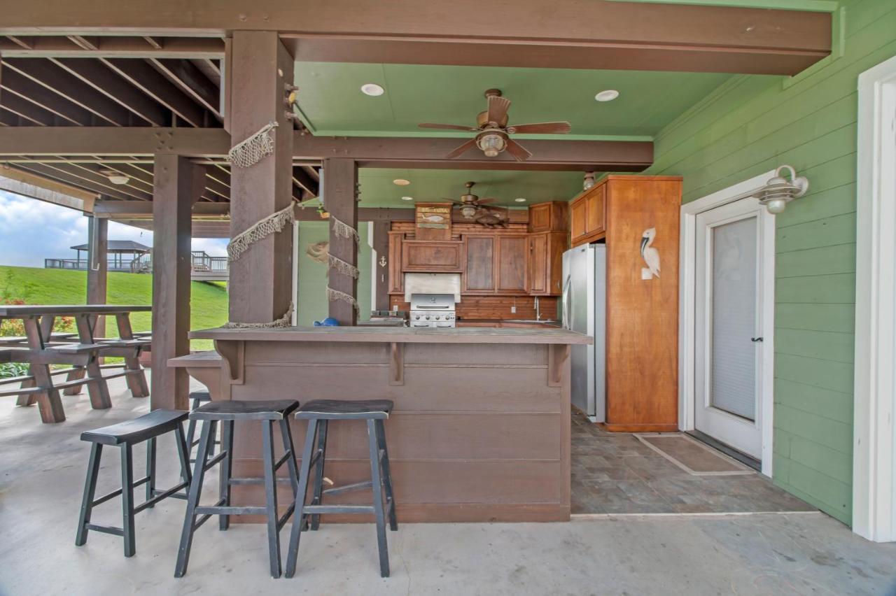 Luxury Waterfront Home Family And Pet Friendly Near Surfside Beach 11 Mins Freeport Eksteriør bilde